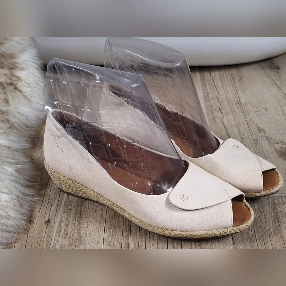Kenneth Cole Gentle Soles Cream Leather Espadrille Peep-Toe Wedges Sz. 9